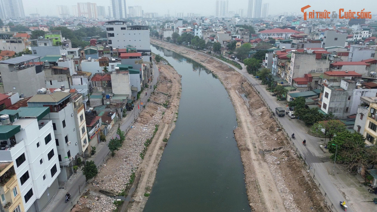 Những ngày gần đây, tại khu vực hạ lưu sông Kim Ngưu (đoạn nối từ sông Tô Lịch đến Trạm bơm Yên Sở), không khí thi công diễn ra khẩn trương với nhiều máy móc và công nhân làm việc liên tục trên công trường.