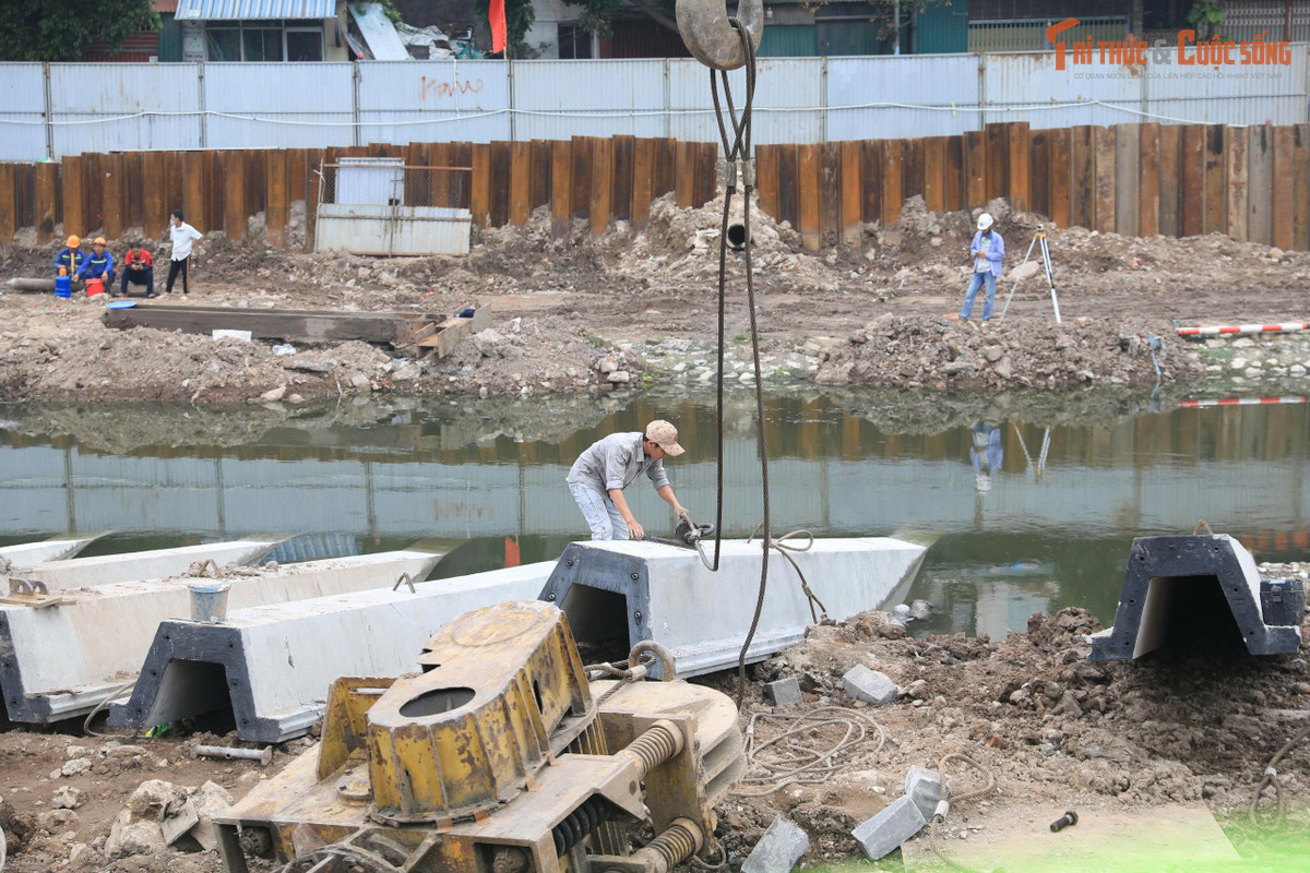 Theo chia sẻ của công nhân tại công trường, dự án được triển khai trong phạm vi không phải giải phóng mặt bằng nên việc tổ chức thi công tương đối thuận lợi. Nhờ đó, các đơn vị có thể tập trung nhân lực và thiết bị để đẩy nhanh tiến độ các hạng mục quan trọng.