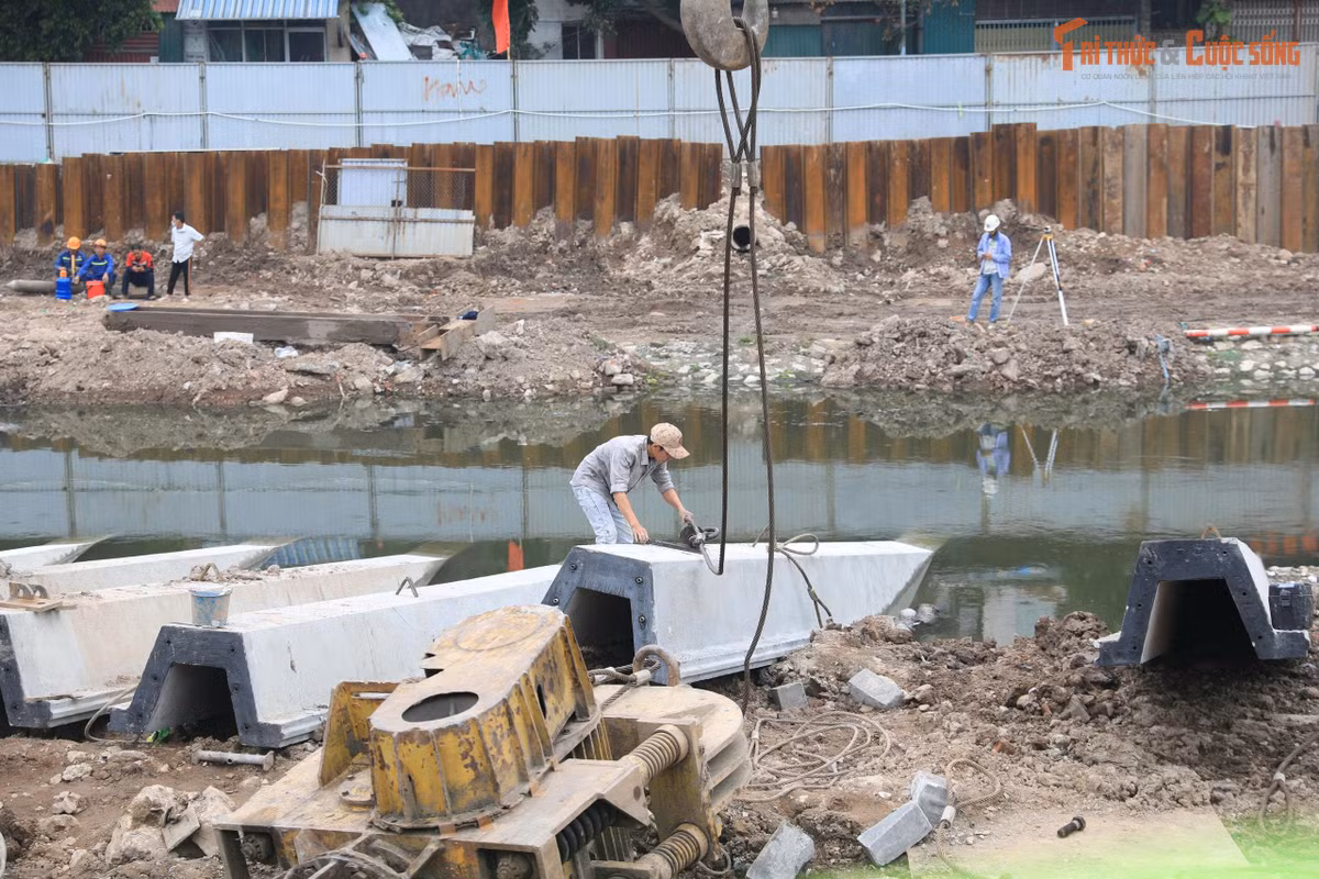 Theo chia sẻ của công nhân tại công trường, dự án được triển khai trong phạm vi không phải giải phóng mặt bằng nên việc tổ chức thi công tương đối thuận lợi. Nhờ đó, các đơn vị có thể tập trung nhân lực và thiết bị để đẩy nhanh tiến độ các hạng mục quan trọng.