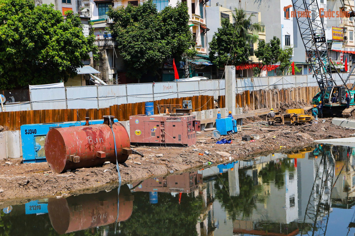 Thành phố cũng đang triển khai xây dựng thêm nhiều hồ điều hòa như hồ Phú Đô, hồ Yên Nghĩa 1 và 2, hồ Thụy Phương 2, hồ đầu mối Mễ Trì (Đồng Bông 2), dự kiến hoàn thành vào quý IV/2026. Việc triển khai đồng bộ các dự án hạ tầng tiêu thoát nước được kỳ vọng sẽ giúp nâng cao năng lực chống ngập cho Thủ đô, đồng thời từng bước hoàn thiện hệ thống hạ tầng đô thị, đáp ứng yêu cầu phát triển trong những năm tới.