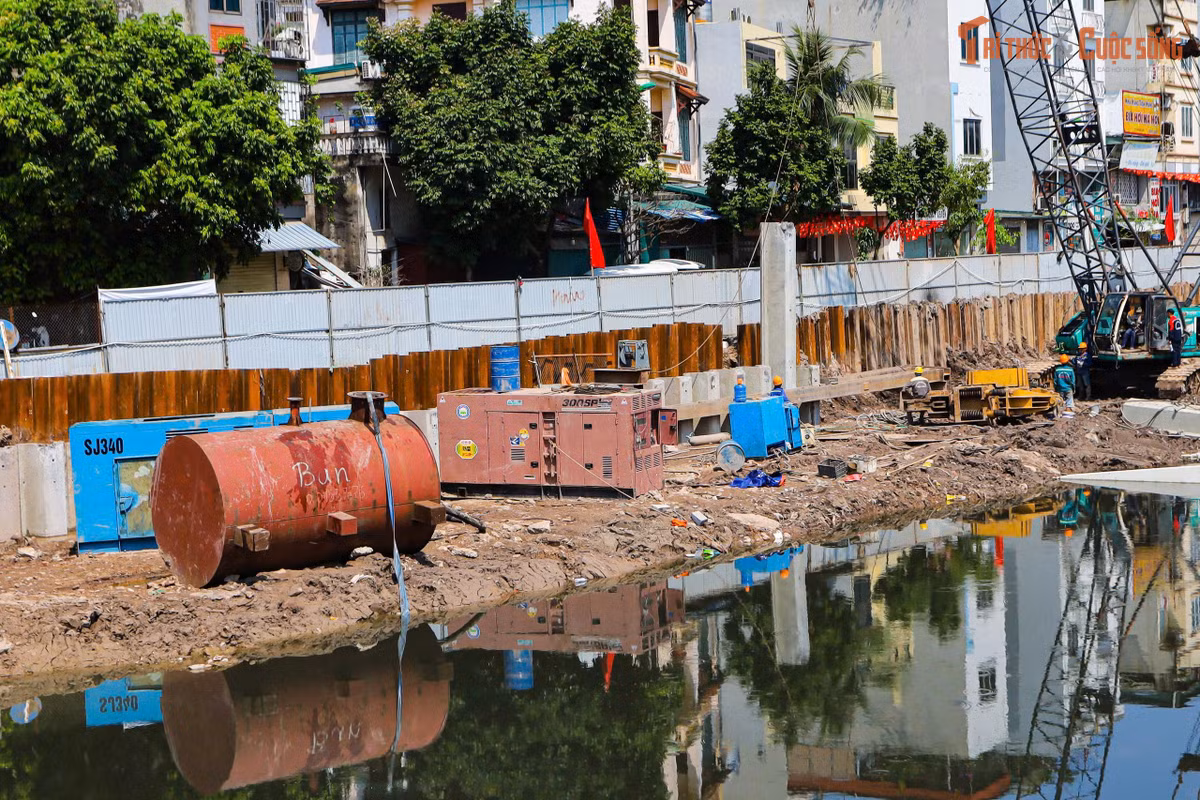 Thành phố cũng đang triển khai xây dựng thêm nhiều hồ điều hòa như hồ Phú Đô, hồ Yên Nghĩa 1 và 2, hồ Thụy Phương 2, hồ đầu mối Mễ Trì (Đồng Bông 2), dự kiến hoàn thành vào quý IV/2026. Việc triển khai đồng bộ các dự án hạ tầng tiêu thoát nước được kỳ vọng sẽ giúp nâng cao năng lực chống ngập cho Thủ đô, đồng thời từng bước hoàn thiện hệ thống hạ tầng đô thị, đáp ứng yêu cầu phát triển trong những năm tới.