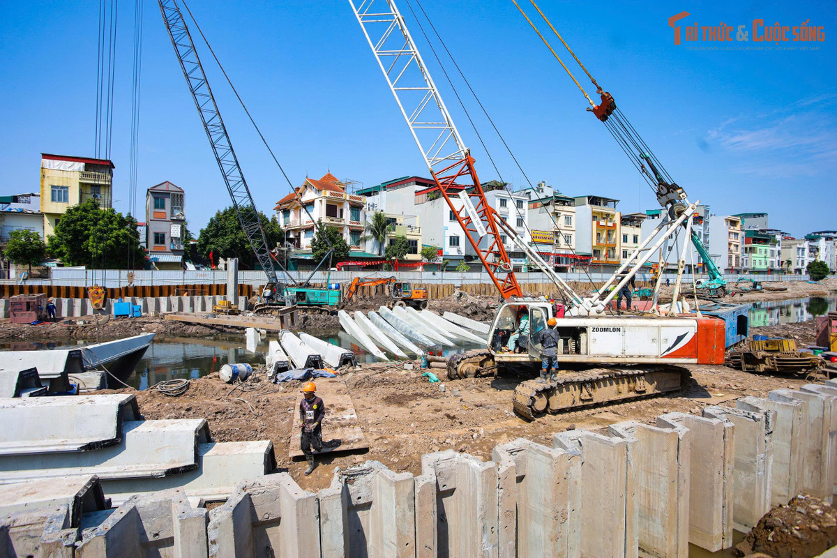 Ngoài ra, thành phố cũng đang đẩy nhanh tiến độ một số công trình trọng điểm khác như dự án nâng công suất trạm bơm và xây dựng cống dọc Đại lộ Thăng Long, hay dự án bổ sung trạm bơm và bể điều tiết lưu vực Tô Lịch – Tả Nhuệ. Các dự án này dự kiến hoàn thành vào quý II/2026. Bên cạnh đó, các dự án cải tạo kênh Thụy Phương, bổ cập nước sông Tô Lịch và cải tạo hạ lưu sông Kim Ngưu dự kiến hoàn thành trong quý III/2026.