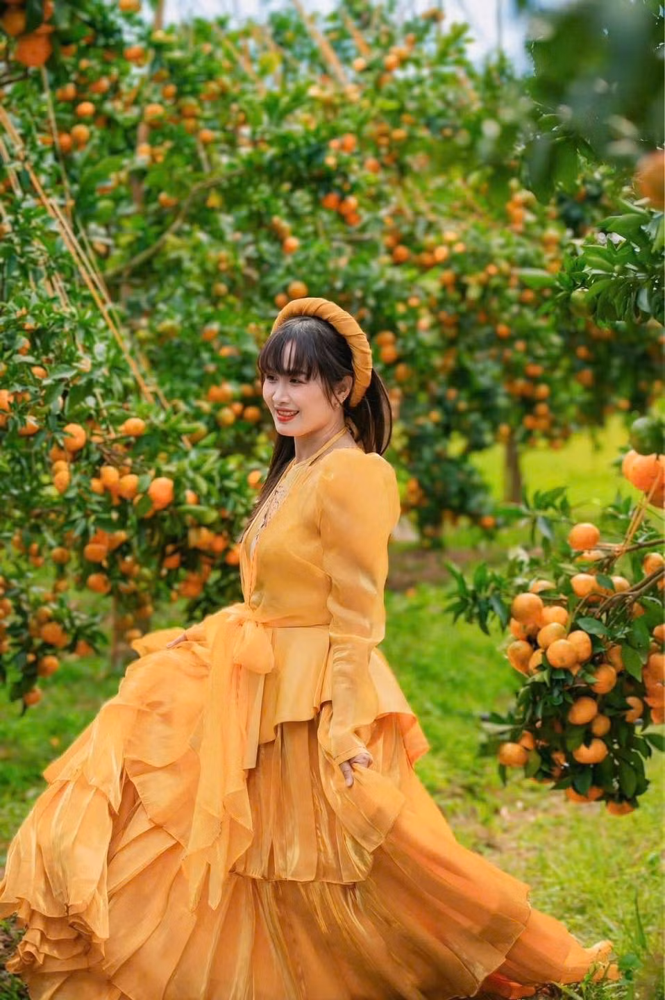 Những năm gần đây, mô hình du lịch vườn tại Bắc Giang ngày càng phát triển, giúp du khách có thêm lựa chọn gần Hà Nội để vui chơi, hít thở không khí trong lành và tìm về nhịp sống chậm rãi nơi miền đồi núi. Vào mùa cam chín, sắc màu của vườn quả hòa cùng cái nắng hanh nhẹ đầu đông tạo nên bức tranh đẹp mắt, thích hợp để đi dạo, chụp hình hay đơn giản là tận hưởng cảm giác thư thái giữa thiên nhiên. Ảnh Bắc Ninh City