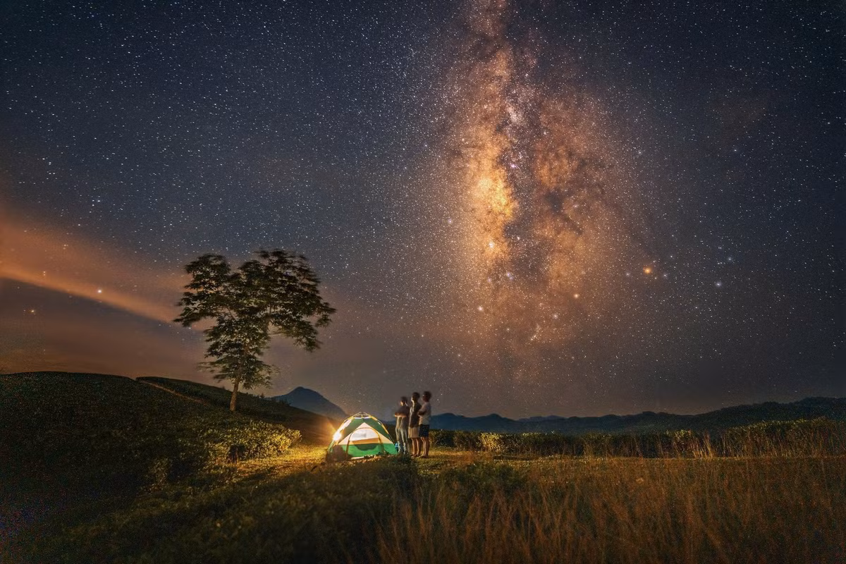 Khi những ánh đèn thành phố đã tắt, đêm về trên Long Cốc lại trở nên trong trẻo và tĩnh lặng. Không khí nơi đây trong lành đến mức bạn có thể dễ dàng quan sát dải Ngân Hà, một trong những cảnh tượng thiên nhiên kỳ vĩ mà ít nơi nào ở miền Bắc có thể so sánh. Ảnh Ngọc Nhất