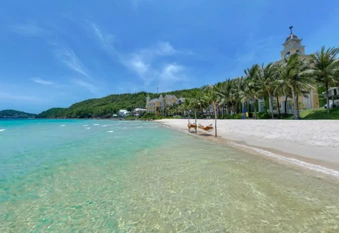 Bãi Kem có chiều dài khoảng 3,5km, nằm trọn trong vùng vịnh kín nên sóng biển êm, nước nông và bờ cát thoải. Điều này khiến nơi đây trở thành lựa chọn phù hợp cho gia đình có trẻ nhỏ, người lớn tuổi hoặc những du khách ưu tiên trải nghiệm nghỉ dưỡng an toàn, nhẹ nhàng. Ảnh phuquoctrip