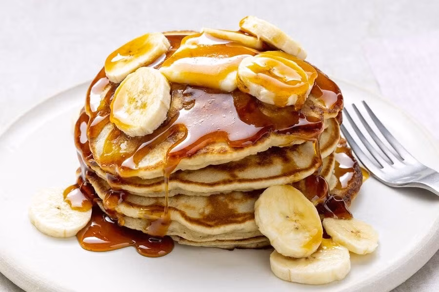 Hoặc làm pancake trứng yến mạch – bữa sáng lành mạnh cho người ăn kiêng, vừa đủ protein vừa hỗ trợ giảm rụng tóc. Ảnh minh hoạ
