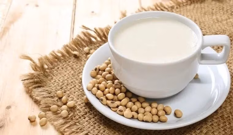 Sữa đậu nành chứa nhiều protein thực vật, vitamin nhóm B, canxi, phốt pho và chất xơ. Uống đều đặn vào mùa đông giúp bổ sung độ ẩm cho cơ thể, làm giảm khô da, khô miệng và khô họng. Ảnh minh hoạ