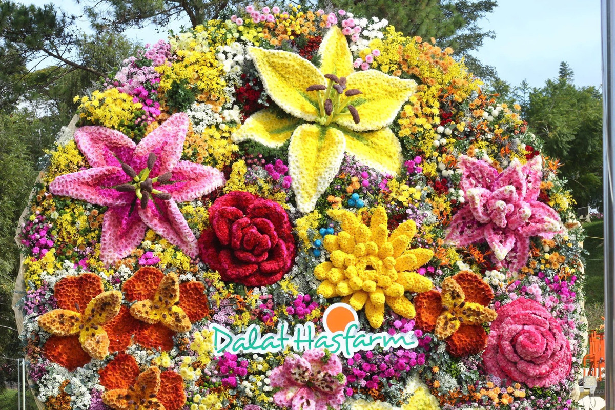 Bó hoa có chiều dài 12,5 m, đường kính bề mặt 8 m và đường kính cuối bó 2 m, mang đến hiệu ứng hình ảnh ngoạn mục và chi tiết tinh xảo, thể hiện sự khéo léo, tỉ mỉ của những người thực hiện. Ảnh Vườn hoa Đà Lạt