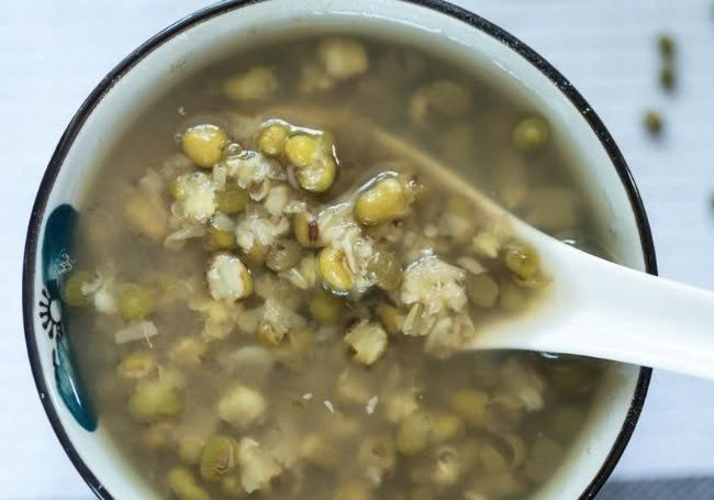 Bên cạnh đó, nhiều nghiên cứu cho thấy đậu xanh chứa các hợp chất có đặc tính chống ung thư như gamma-tocopherol, phytosterol và saponin. Phần nhân vàng của đậu xanh còn chứa coumestrol – hoạt chất chống oxy hóa mạnh, có khả năng trung hòa gốc tự do hiệu quả, góp phần phòng ngừa một số loại ung thư, đặc biệt là ung thư đường tiêu hóa. Ảnh minh họa