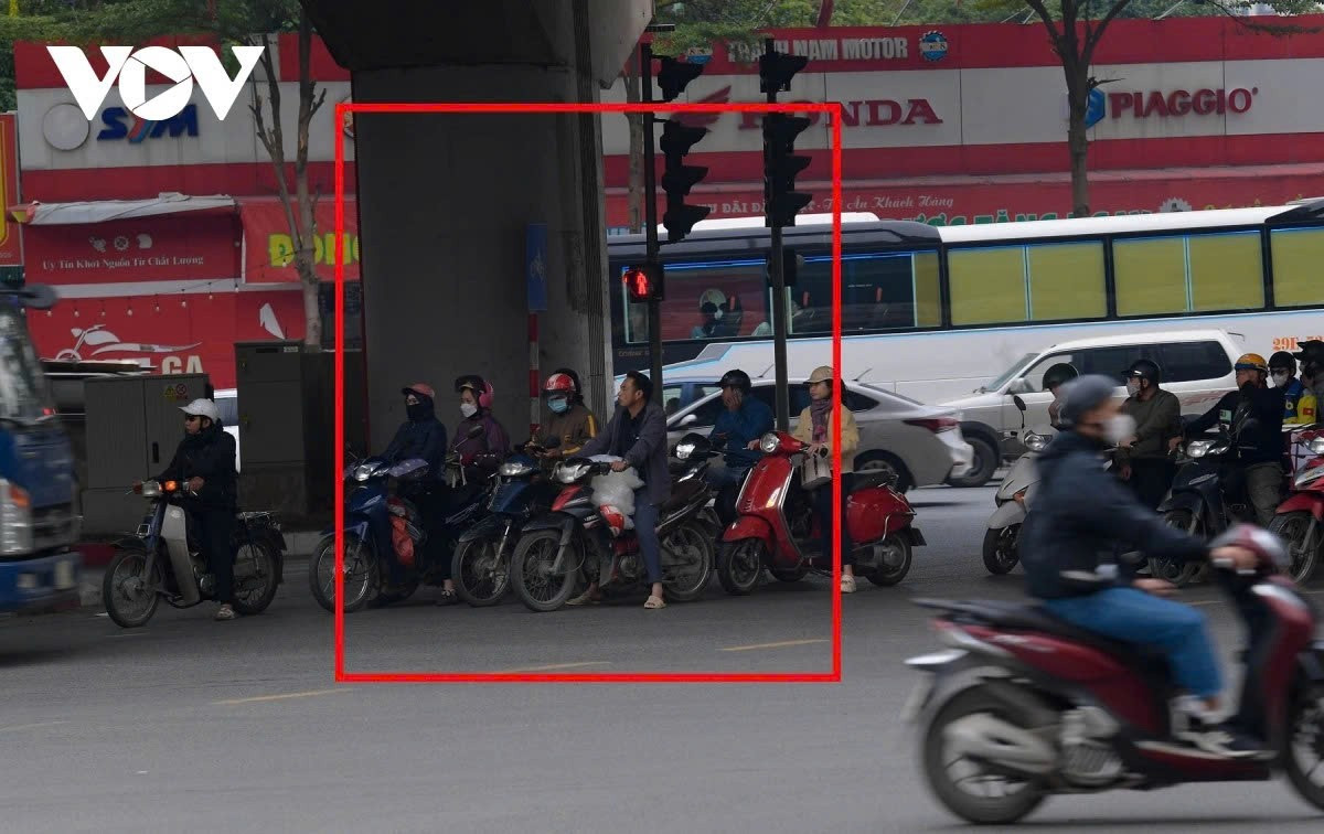 Hay di chuyển theo thói quen cũ.