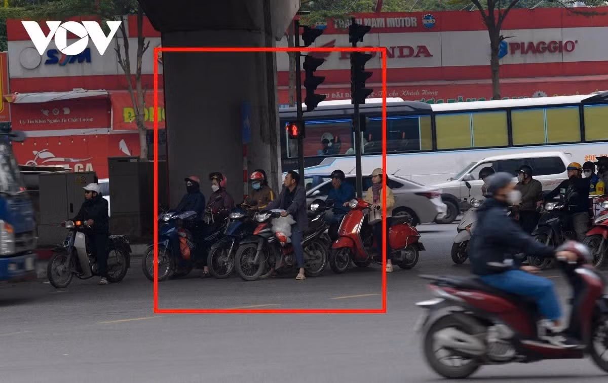 Hay di chuyển theo thói quen cũ.