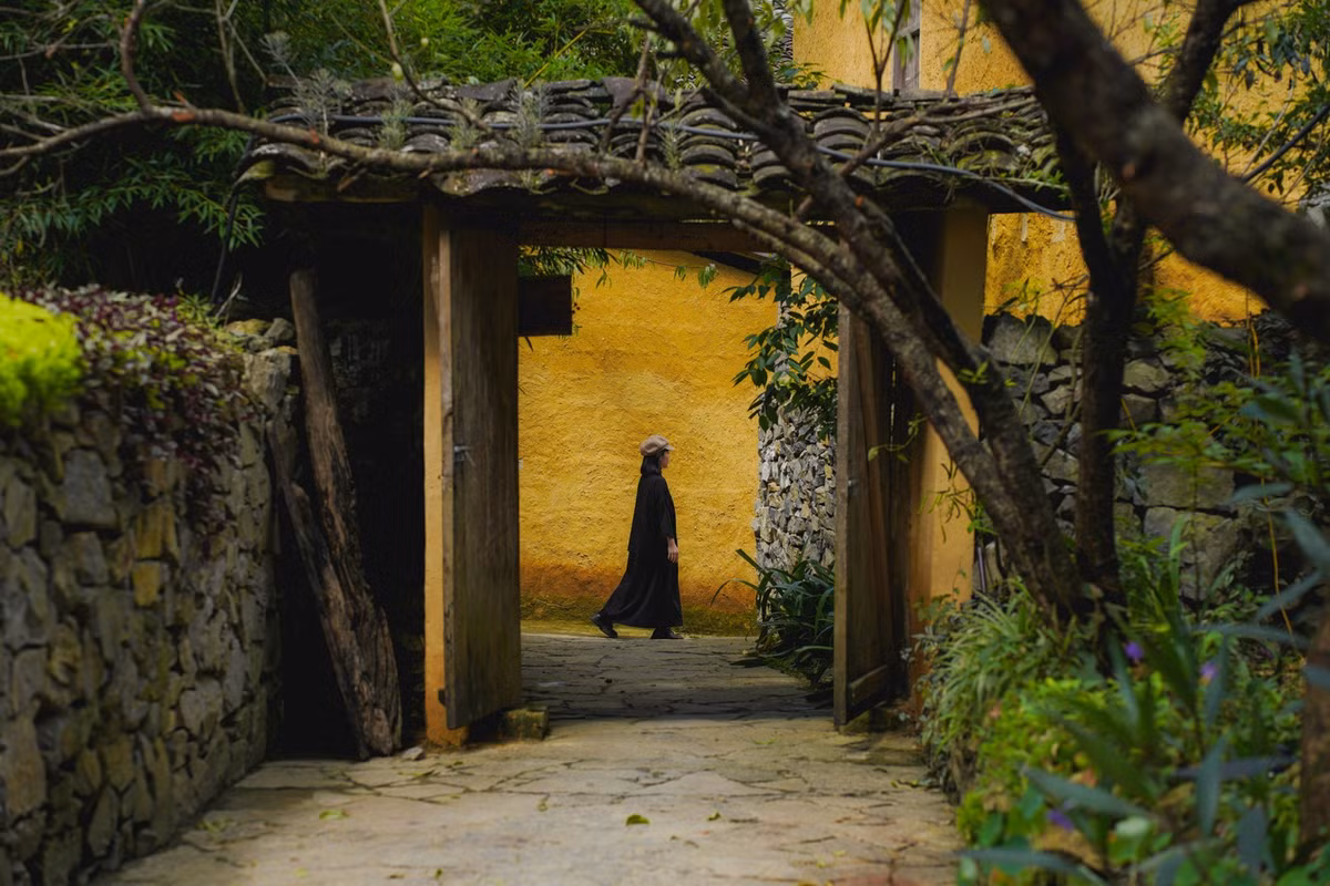 Khung cảnh Lô Lô Chải càng sống động hơn nhờ sắc màu thiên nhiên và văn hóa. Những thửa ruộng bậc thang, thảm hoa tam giác mạch tím hồng, hoa cải vàng, hoa đào, hoa mận… xen lẫn với màu thổ cẩm rực rỡ của trang phục người dân tạo nên một bức tranh sinh động, khiến du khách như lạc vào một miền thần tiên. Ảnh Hiếu Nguyễn Trần