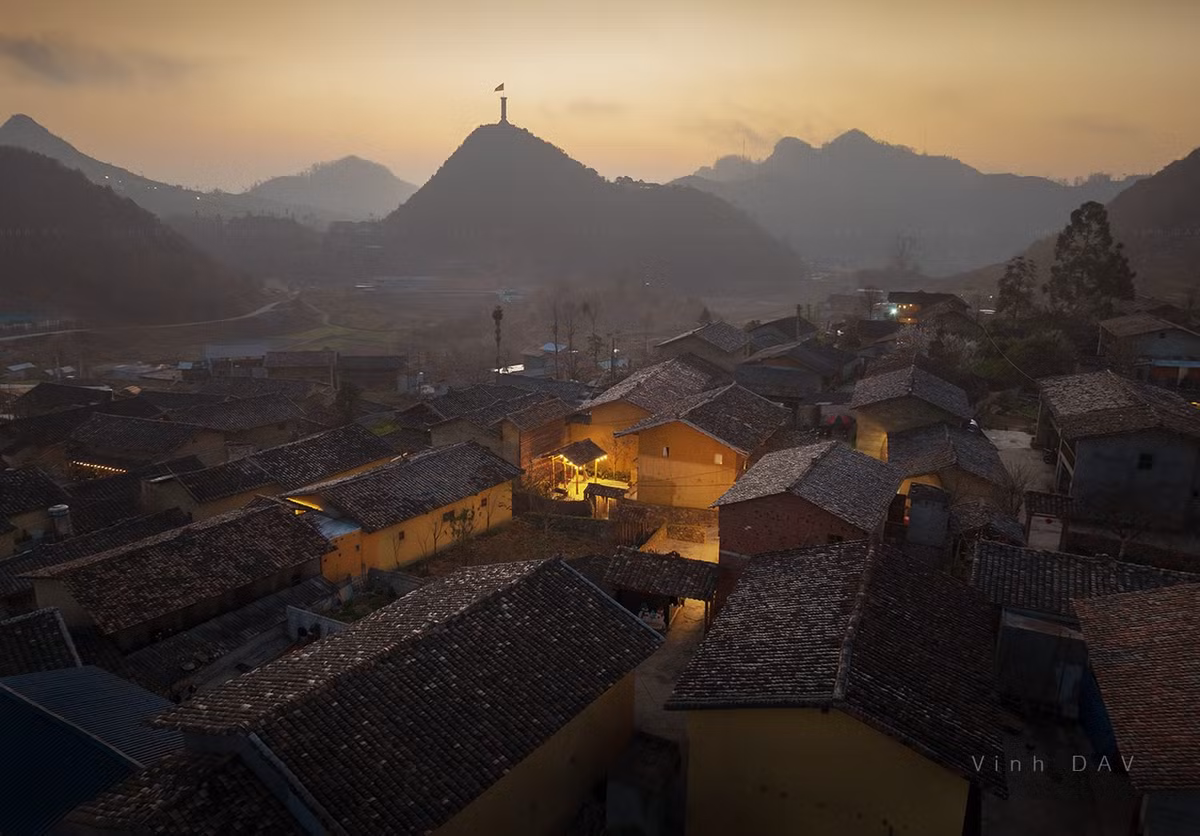 Chiều buông xuống ở Lô Lô Chải (xã Lũng Cú, Tuyên Quang) không gian như nhuốm một màu yên bình, dịu dàng, khiến du khách quên hết mệt nhọc sau hành trình chinh phục cực Bắc. Ảnh Vinh DAV