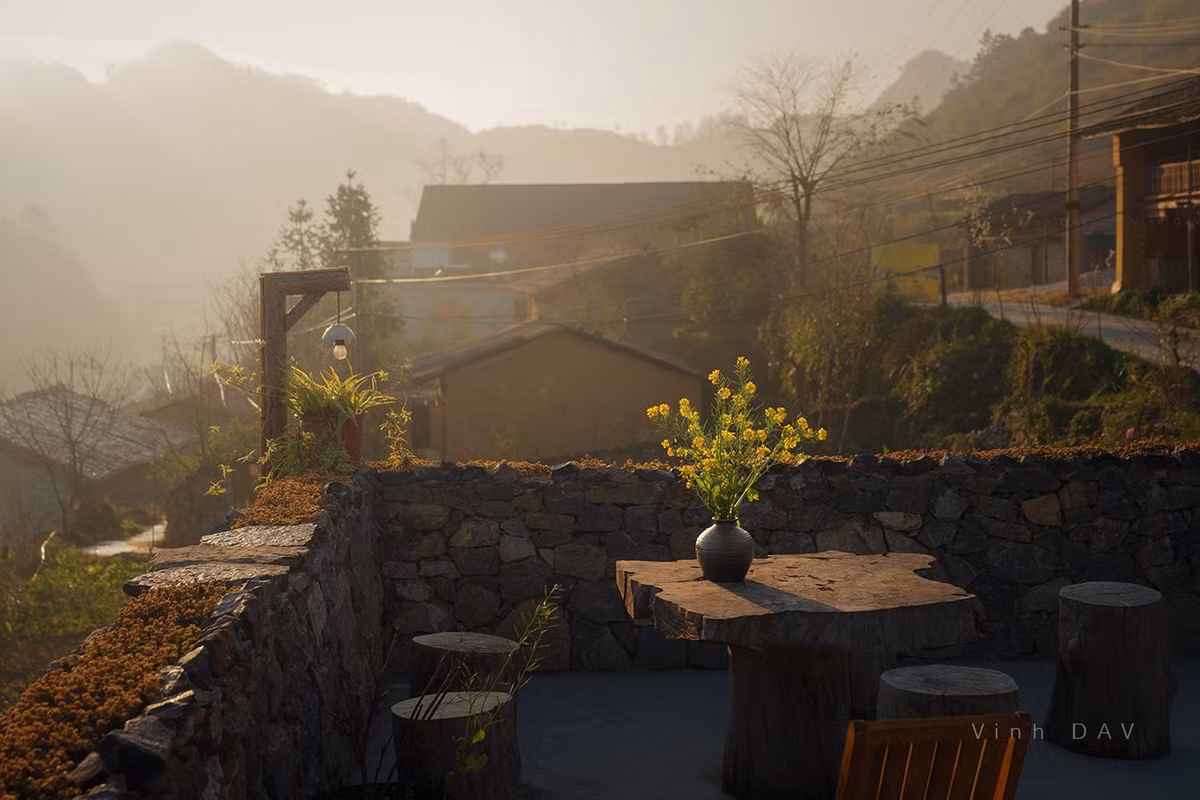 Ngôi làng nhỏ xinh nằm dưới chân núi Rồng hùng vĩ, cách cột cờ Lũng Cú chỉ khoảng 1 km, hiện lên như một bức tranh cổ tích giữa cao nguyên đá Đồng Văn. Đây là nơi sinh sống lâu đời của đồng bào dân tộc Lô Lô, đồng thời là điểm khám phá cuối cùng trên bản đồ trải nghiệm miền cực Bắc. Ảnh Vinh DAV