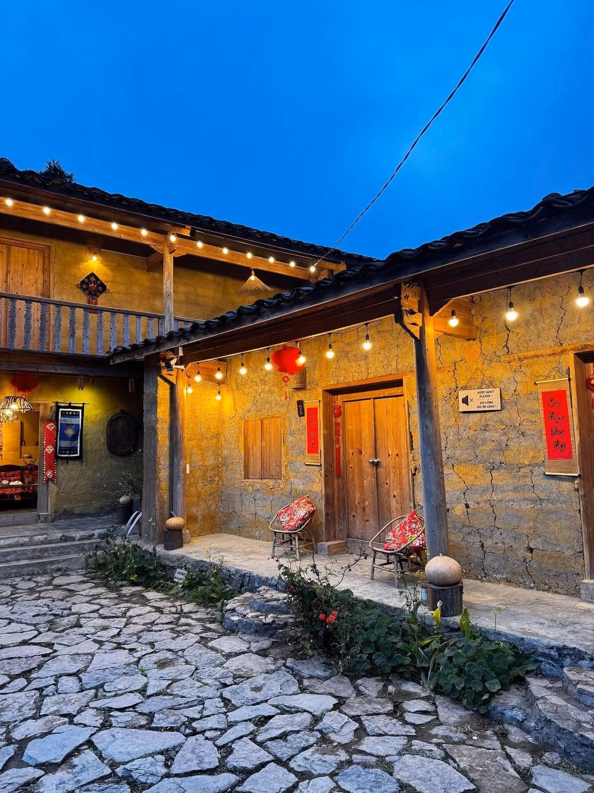 Không tiếng ồn ào, không khói bụi, tất cả dường như chỉ còn lại cảnh núi rừng, những thửa ruộng bậc thang và mái nhà cổ kính. Ảnh nt.tnguyen__