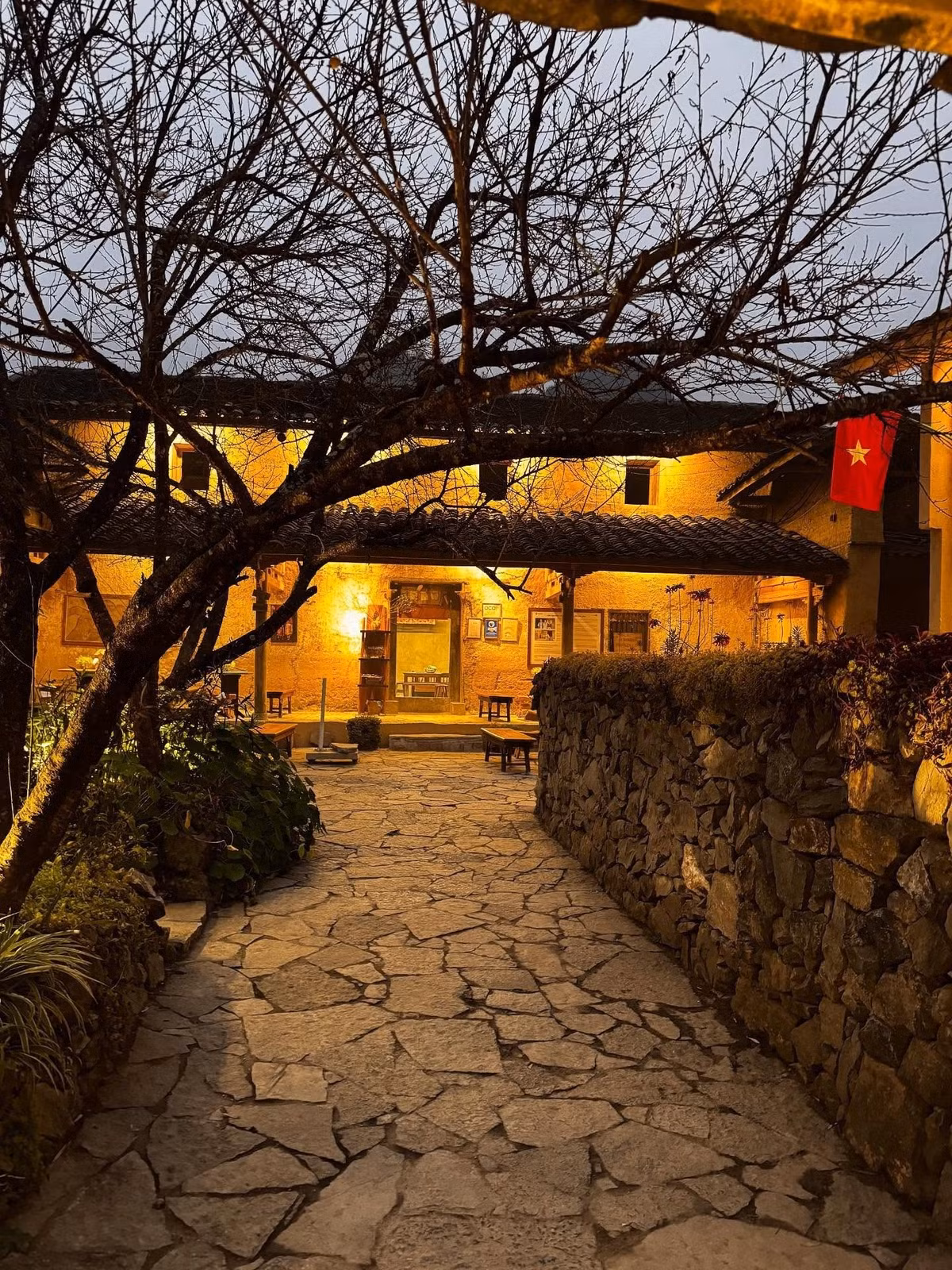 Bản làng ẩn mình trong một thung lũng được bao quanh bởi những dãy núi đá tai mèo, chỉ những con đường uốn lượn quanh triền núi mới dẫn lối tới. Khi bước chân vào Lô Lô Chải, du khách dễ cảm nhận một không gian vừa hoang sơ vừa thơ mộng, tách biệt hẳn với nhịp sống phố thị. Ảnh nt.tnguyen__