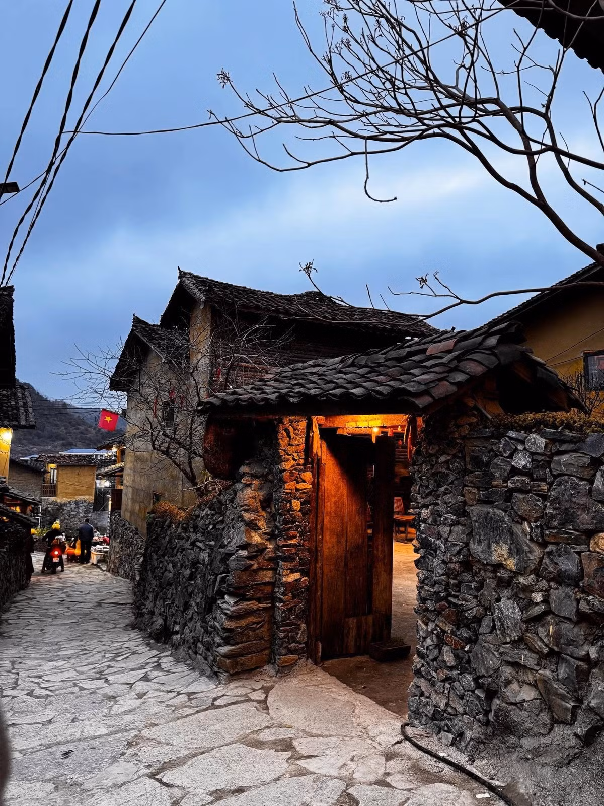 Xung quanh mỗi nhà là những bờ rào đá xanh xám, được người dân khéo léo xếp chồng khít, vừa chắc chắn vừa tạo dáng vẻ duyên dáng, truyền thống của vùng núi. Ảnh nt.tnguyen__