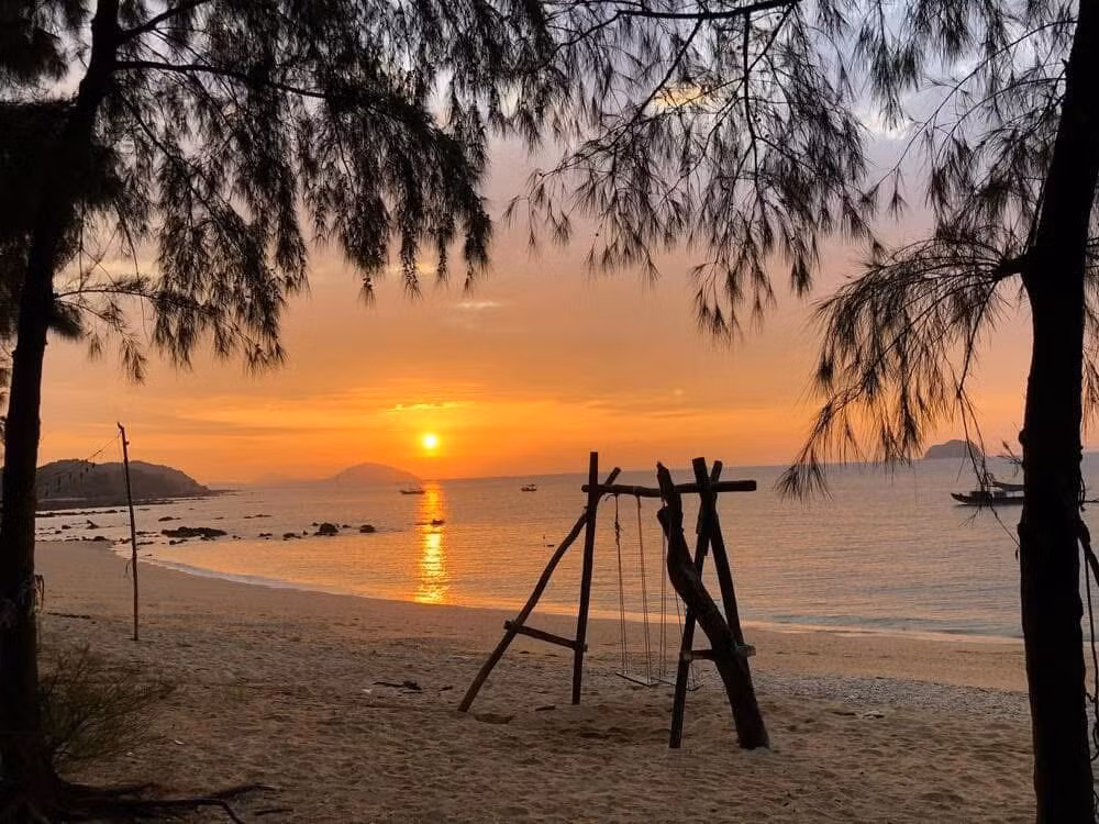 Đảo Cái Chiên không ồn ào, không xô bồ, nhưng đủ đầy trải nghiệm thiên nhiên và bản sắc địa phương. Với khung cảnh “biển xanh – cát trắng – phi lao”, Cái Chiên đích thực là viên ngọc xanh tiềm ẩn, chờ đón những người yêu thiên nhiên đến khám phá và tận hưởng một chuyến đi bình dị nhưng không kém phần đáng nhớ. Ảnh Nguyễn Thanh Tuyền