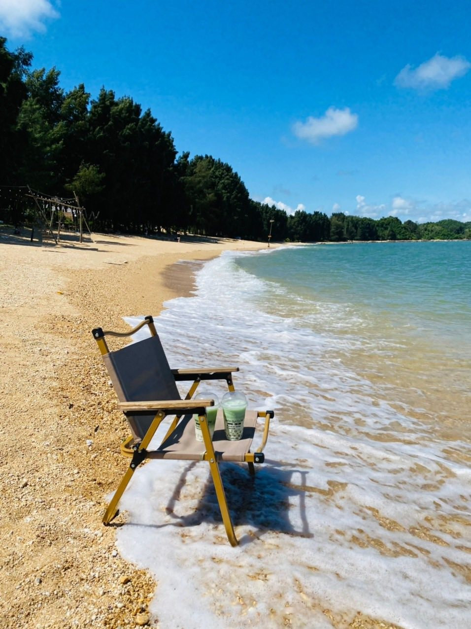 Ngoài ra, Cái Chiên còn có những bãi biển khác như Cái Chiên 1 &amp; 2, Vạn Cả – phù hợp cho các nhóm du khách muốn khám phá và tận hưởng sự yên tĩnh. Một điểm đến thú vị khác là hồ Khe Dầu, hồ nước ngọt nằm giữa rừng cây xanh mát, nơi du khách có thể dừng chân thư giãn, chụp ảnh và hòa mình vào cảnh sắc thanh bình. Ảnh Nguyễn Thanh Tuyền