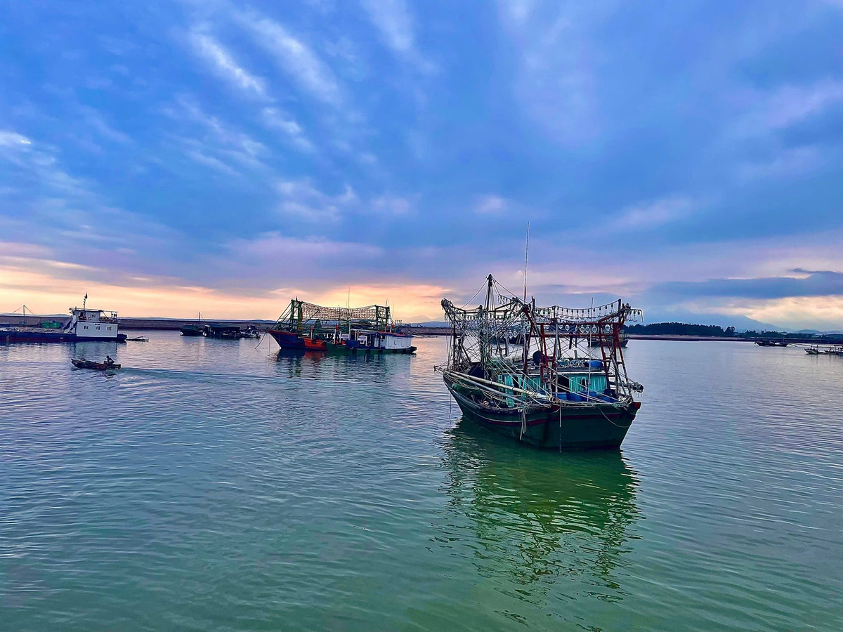 Ngoài ra, công ty Vietrantour cũng có tour ghép đoàn cuối tuần đến Cái Chiên, giá khoảng 1.490.000 đồng/người, phù hợp với gia đình và nhóm bạn trẻ muốn khám phá đảo trong thời gian ngắn. Du khách có thể đặt tour trực tiếp trên website của các công ty, được hỗ trợ tư vấn phương tiện và lịch trình chi tiết theo nhu cầu. Ảnh Nguyễn Thanh Tuyền