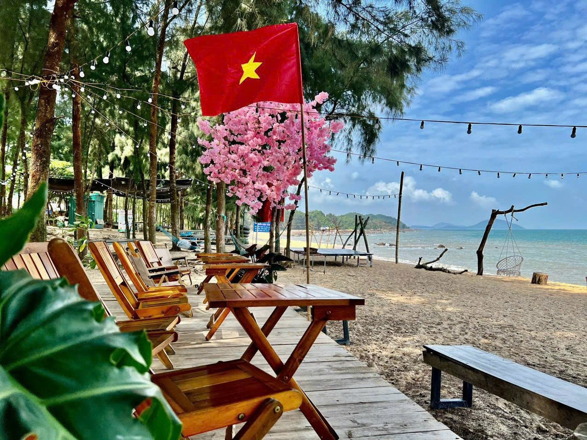 Không chỉ tắm biển, du khách đến Cái Chiên có thể đạp xe quanh đảo, cảm nhận hương biển mằn mặn, đi dạo dưới tán cây phi lao hoặc chèo kayak dọc theo bờ biển. Buổi tối, nhiều nhóm bạn trẻ lựa chọn cắm trại, đốt lửa trại và tổ chức tiệc BBQ, tận hưởng không gian biển đêm tĩnh lặng và bầu trời đầy sao. Ảnh Nguyễn Thanh Tuyền