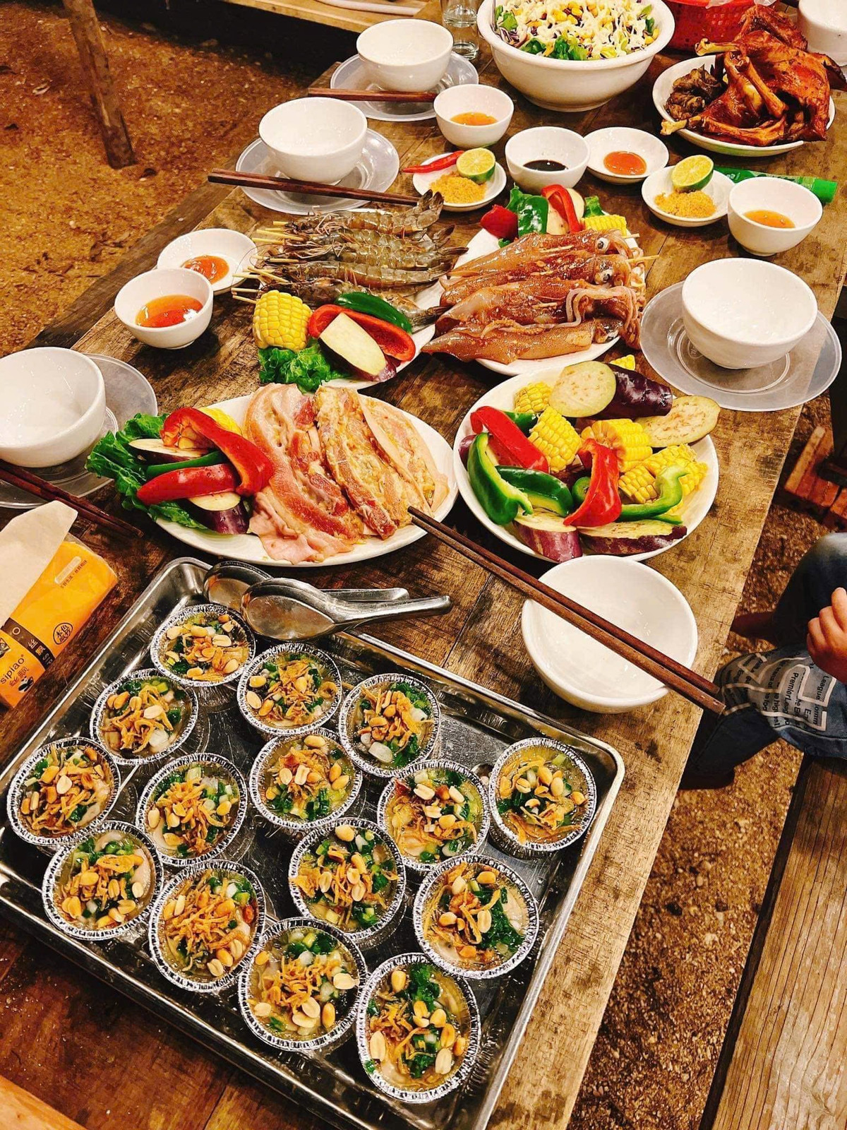 Từ Hà Nội, du khách có thể đi xe khách hoặc tự lái xe đến cảng Ghềnh Võ (Hải Hà), sau đó đi phà hoặc cano ra đảo, mất khoảng 30–60 phút. Nên đi vào mùa khô từ tháng 4 đến tháng 6 để có trải nghiệm trọn vẹn nhất, tránh tháng 7–9 vì dễ gặp mưa bão. Khi tham quan đảo, nên mang theo các vật dụng cần thiết như kem chống nắng, thuốc côn trùng, giày sandal hoặc dép đi biển, nước uống và sạc dự phòng. Đồng thời, cần giữ gìn môi trường: không xả rác, hạn chế mang đồ nhựa dùng một lần và không xâm hại hệ sinh thái tự nhiên trên đảo. Ảnh Nguyễn Thanh Tuyền