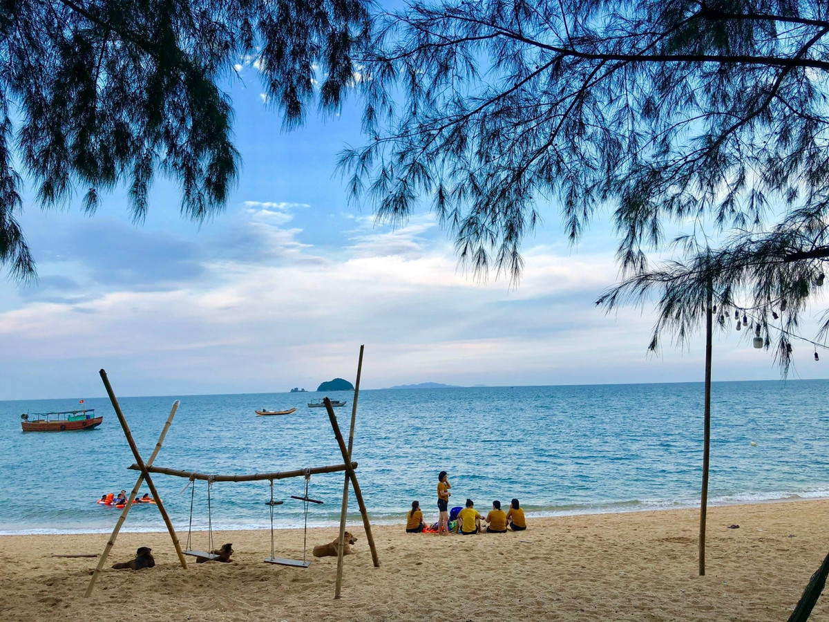 Bãi biển nổi tiếng nhất ở đây là Đầu Rồng – nơi có bãi cát trắng mịn, làn nước xanh trong và hàng phi lao rì rào trải dài theo triền cát. Đây cũng là điểm cắm trại, picnic và check-in được du khách đặc biệt yêu thích. Ảnh Nguyễn Thanh Tuyền