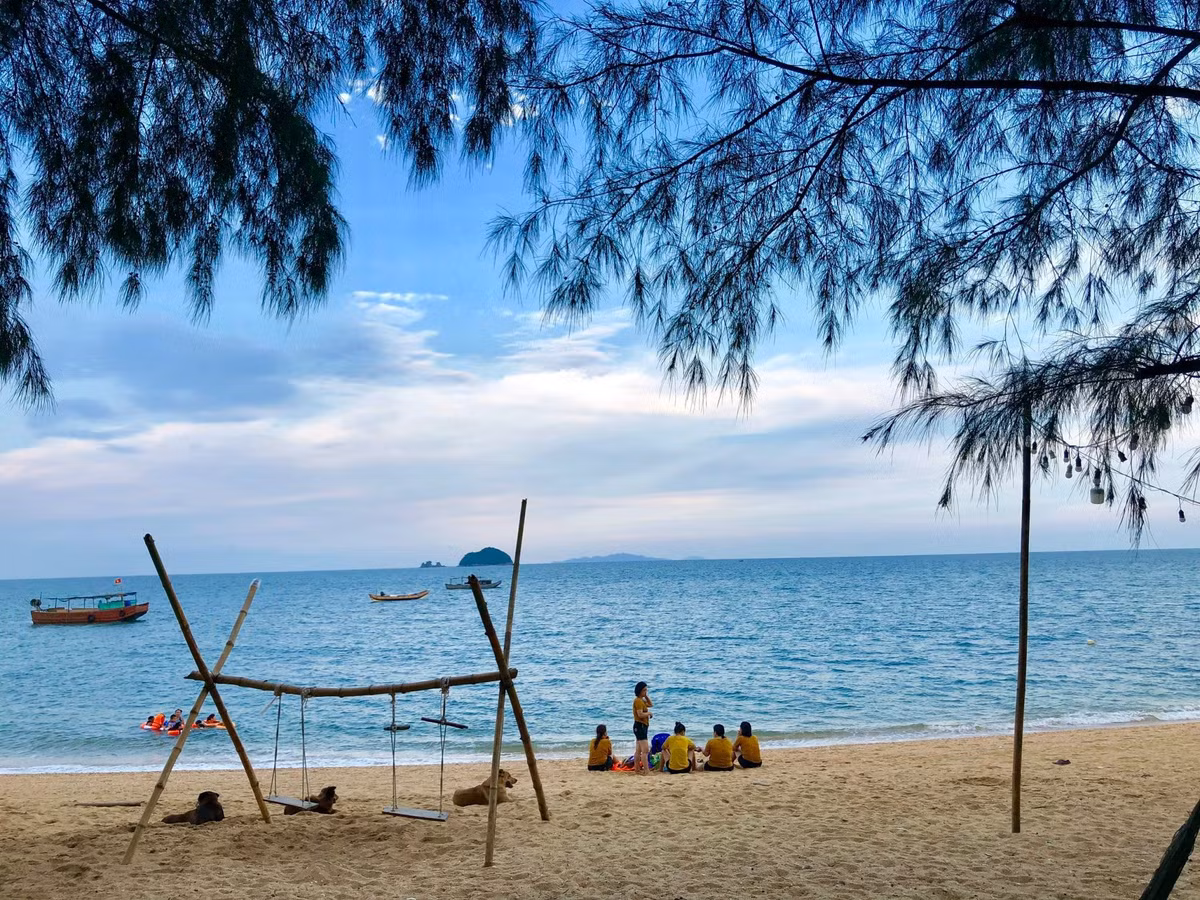 Bãi biển nổi tiếng nhất ở đây là Đầu Rồng – nơi có bãi cát trắng mịn, làn nước xanh trong và hàng phi lao rì rào trải dài theo triền cát. Đây cũng là điểm cắm trại, picnic và check-in được du khách đặc biệt yêu thích. Ảnh Nguyễn Thanh Tuyền
