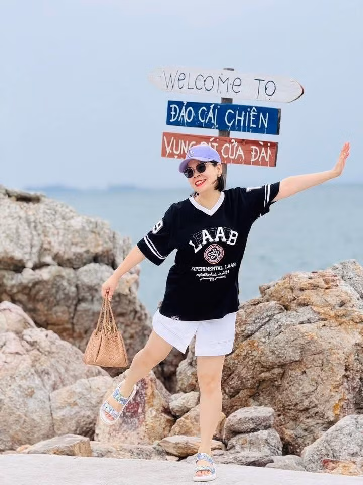 Hiện nay, nhiều công ty du lịch khai thác tour đến đảo Cái Chiên với hình thức trọn gói tiện lợi. Trong đó, BestPrice Travel tổ chức tour Hà Nội – Cái Chiên 2 ngày 1 đêm, giá từ 1.650.000 đồng/người, bao gồm xe đưa đón, vé phà, lưu trú homestay, ăn uống và hướng dẫn viên. Tour này đưa du khách tham quan các bãi biển nổi bật như Đầu Rồng, hồ Khe Dầu, trải nghiệm cắm trại, thưởng thức BBQ hải sản và giao lưu văn hóa địa phương. Ảnh Nguyễn Thanh Tuyền