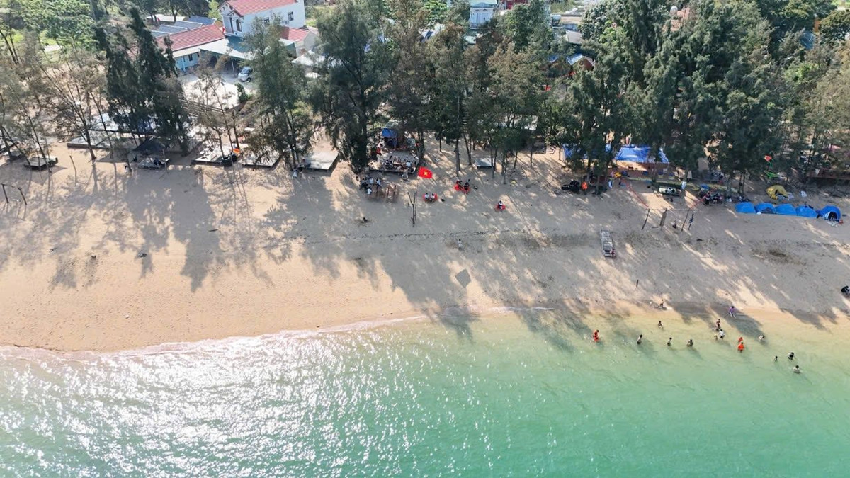 Đảo Cái Chiên nằm cách đất liền khoảng 8km, diện tích trên 2.500 ha nhưng dân cư thưa thớt, không khí trong lành, biển sạch và phong cảnh còn rất hoang sơ. Ảnh Nguyễn Thanh Tuyền