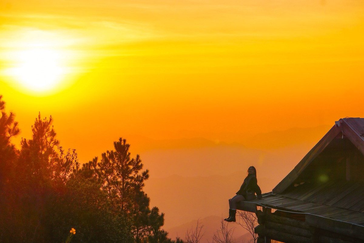 Chỉ cần đứng đúng góc, du khách dễ dàng ghi lại những khoảnh khắc tưởng như đang lơ lửng giữa tầng mây, phía dưới là núi non trùng điệp nối tiếp nhau đến tận chân trời.