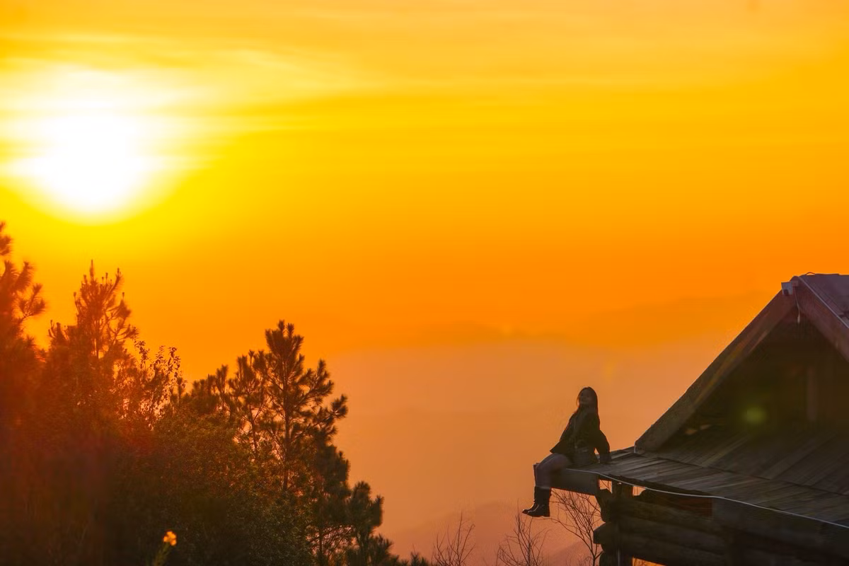 Chỉ cần đứng đúng góc, du khách dễ dàng ghi lại những khoảnh khắc tưởng như đang lơ lửng giữa tầng mây, phía dưới là núi non trùng điệp nối tiếp nhau đến tận chân trời.