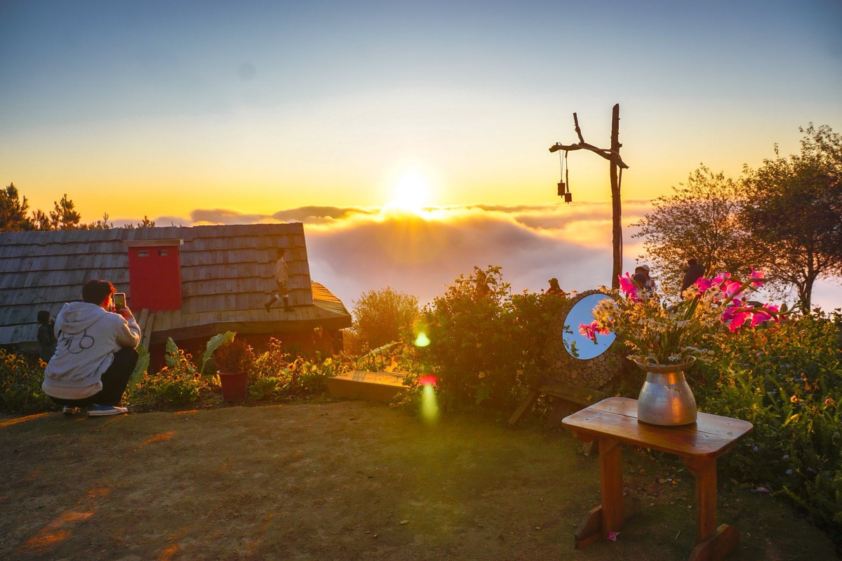 Bên cạnh những địa danh đã thành “thương hiệu” như Cây cô đơn, Mỏm cá heo hay sống lưng khủng long, sự xuất hiện của chiếc mái nhà gỗ nằm bên sườn núi đã mang đến một trải nghiệm mới lạ, góp phần làm phong phú thêm hành trình khám phá vùng cao Sơn La.