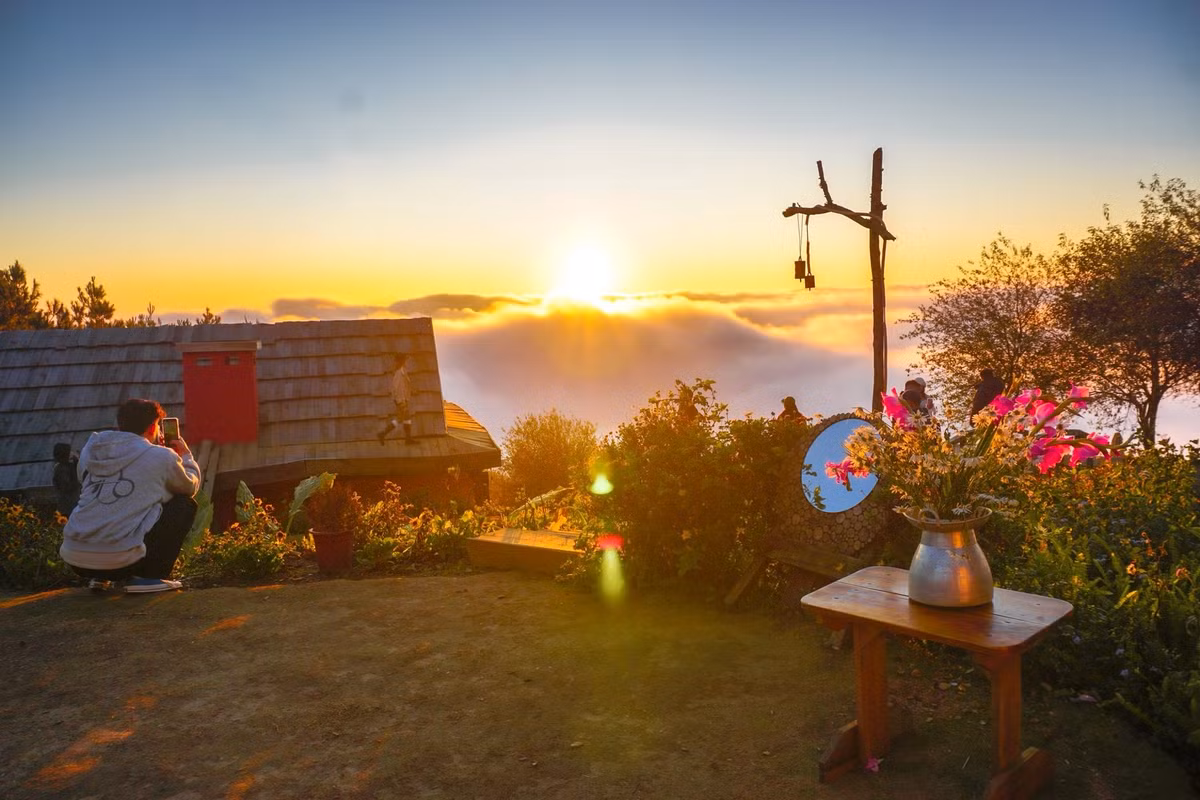 Bên cạnh những địa danh đã thành “thương hiệu” như Cây cô đơn, Mỏm cá heo hay sống lưng khủng long, sự xuất hiện của chiếc mái nhà gỗ nằm bên sườn núi đã mang đến một trải nghiệm mới lạ, góp phần làm phong phú thêm hành trình khám phá vùng cao Sơn La.