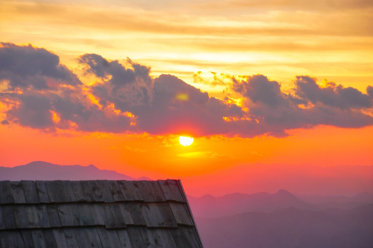 Góc chụp độc đáo này nhanh chóng lan truyền trên mạng xã hội, thu hút đông đảo du khách tìm đến trải nghiệm cảm giác săn mây giữa không gian núi rừng Tây Bắc hùng vĩ.