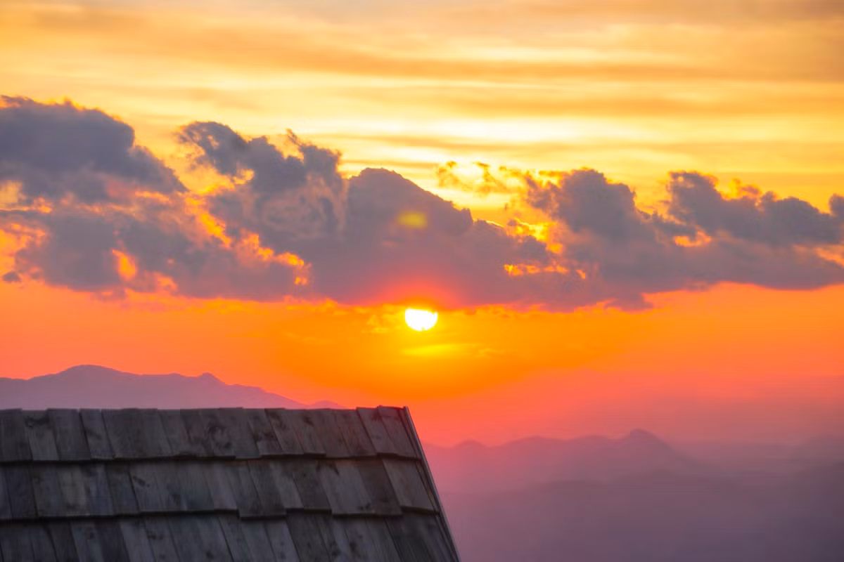 Góc chụp độc đáo này nhanh chóng lan truyền trên mạng xã hội, thu hút đông đảo du khách tìm đến trải nghiệm cảm giác săn mây giữa không gian núi rừng Tây Bắc hùng vĩ.