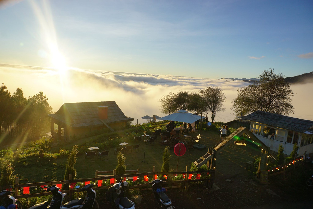 Trong hành trình chinh phục Tà Xùa, chiếc “mái nhà giữa biển mây” có thể chỉ là một điểm dừng chân ngắn ngủi, nhưng đủ để lưu lại những bức hình đáng nhớ và góp phần làm nên sức hút riêng cho vùng đất săn mây nổi tiếng của Sơn La mỗi độ đông về.