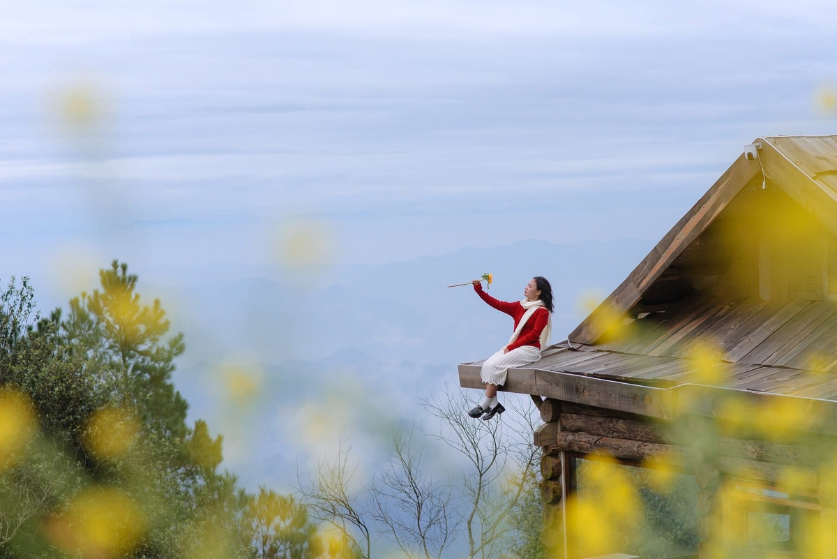 Nếu bình minh mang đến cảm giác bồng bềnh, nhẹ nhàng thì hoàng hôn tại đây lại tạo ấn tượng mạnh với sắc nắng vàng cam nhuộm lên các dãy núi, mây trời và mái gỗ, tạo nên khung cảnh vừa hùng vĩ vừa thơ mộng.