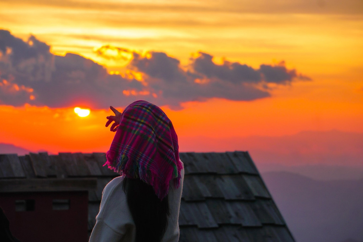 Dù ngày càng xuất hiện nhiều điểm chụp ảnh mới, Tà Xùa vẫn giữ được nét nguyên sơ vốn có với những con đường quanh co, những bản làng nhỏ ẩn mình trong mây và đời sống bình dị của người dân địa phương. Sự kết hợp hài hòa giữa cảnh quan thiên nhiên và các dịch vụ du lịch quy mô nhỏ đang giúp Tà Xùa trở thành điểm đến hấp dẫn, phù hợp với du khách yêu thiên nhiên, thích khám phá và tìm kiếm những khoảnh khắc đặc biệt giữa đại ngàn Tây Bắc.