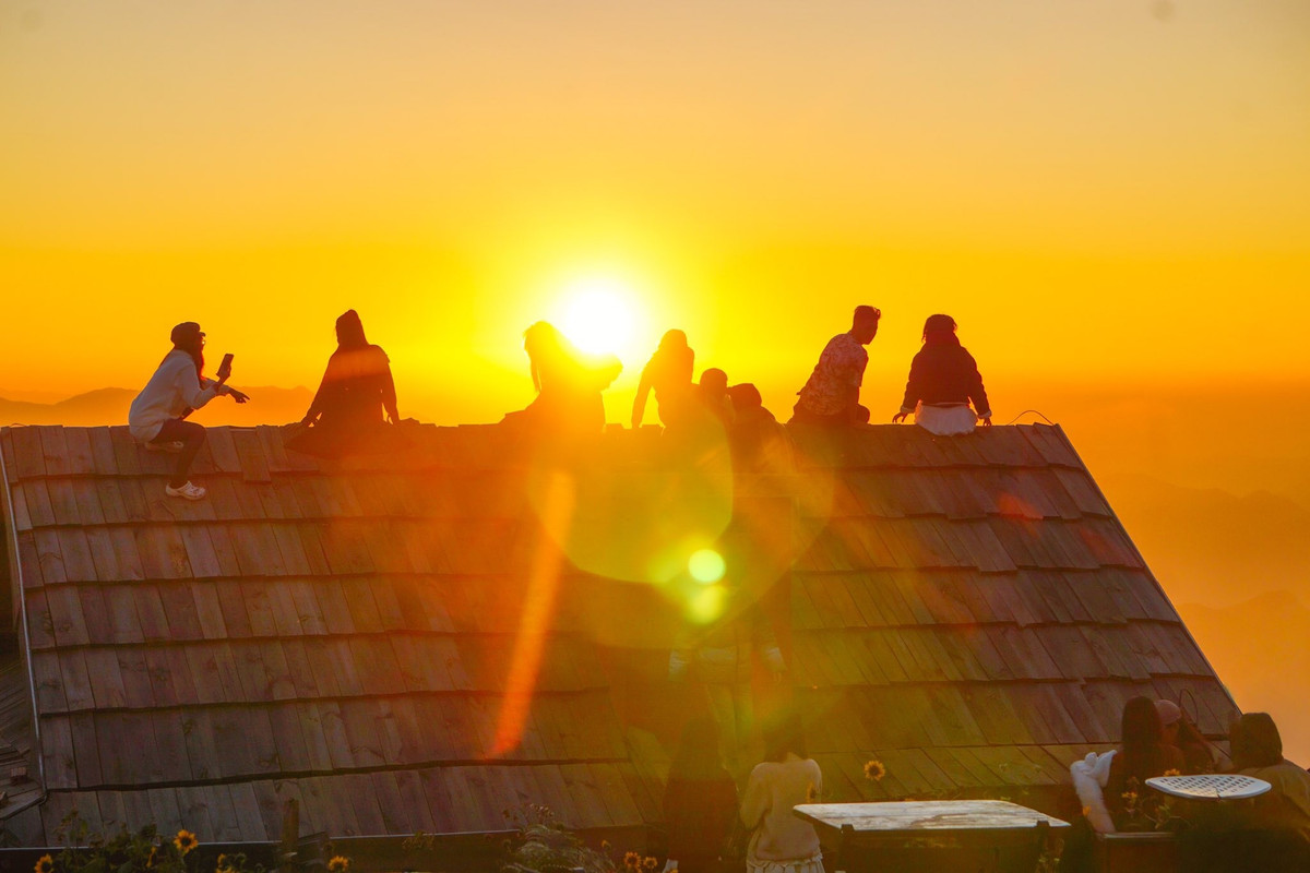 Những ngày gần đây, Tà Xùa (xã Tà Xùa, Sơn La) tiếp tục trở thành tâm điểm chú ý của cộng đồng yêu du lịch khi xuất hiện một tọa độ check-in mới mang tên gọi không chính thức là “mái nhà chênh vênh giữa biển mây”.