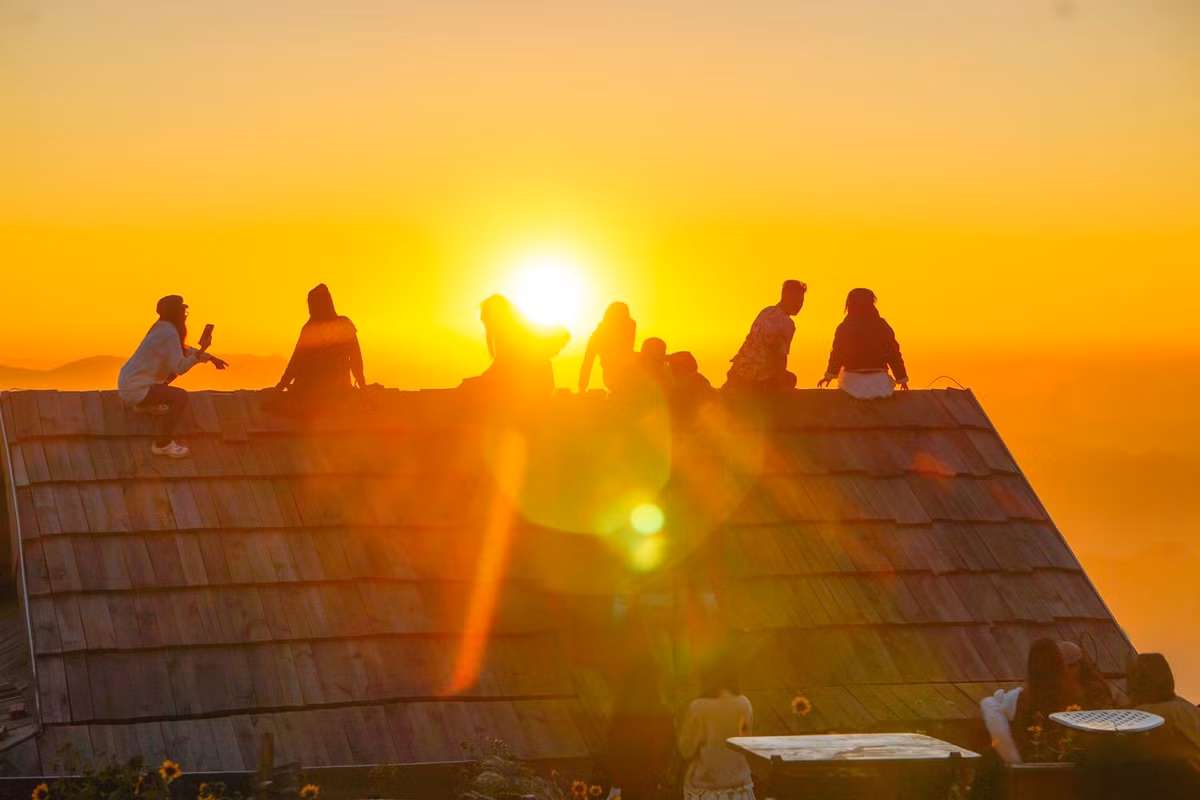 Những ngày gần đây, Tà Xùa (xã Tà Xùa, Sơn La) tiếp tục trở thành tâm điểm chú ý của cộng đồng yêu du lịch khi xuất hiện một tọa độ check-in mới mang tên gọi không chính thức là “mái nhà chênh vênh giữa biển mây”.