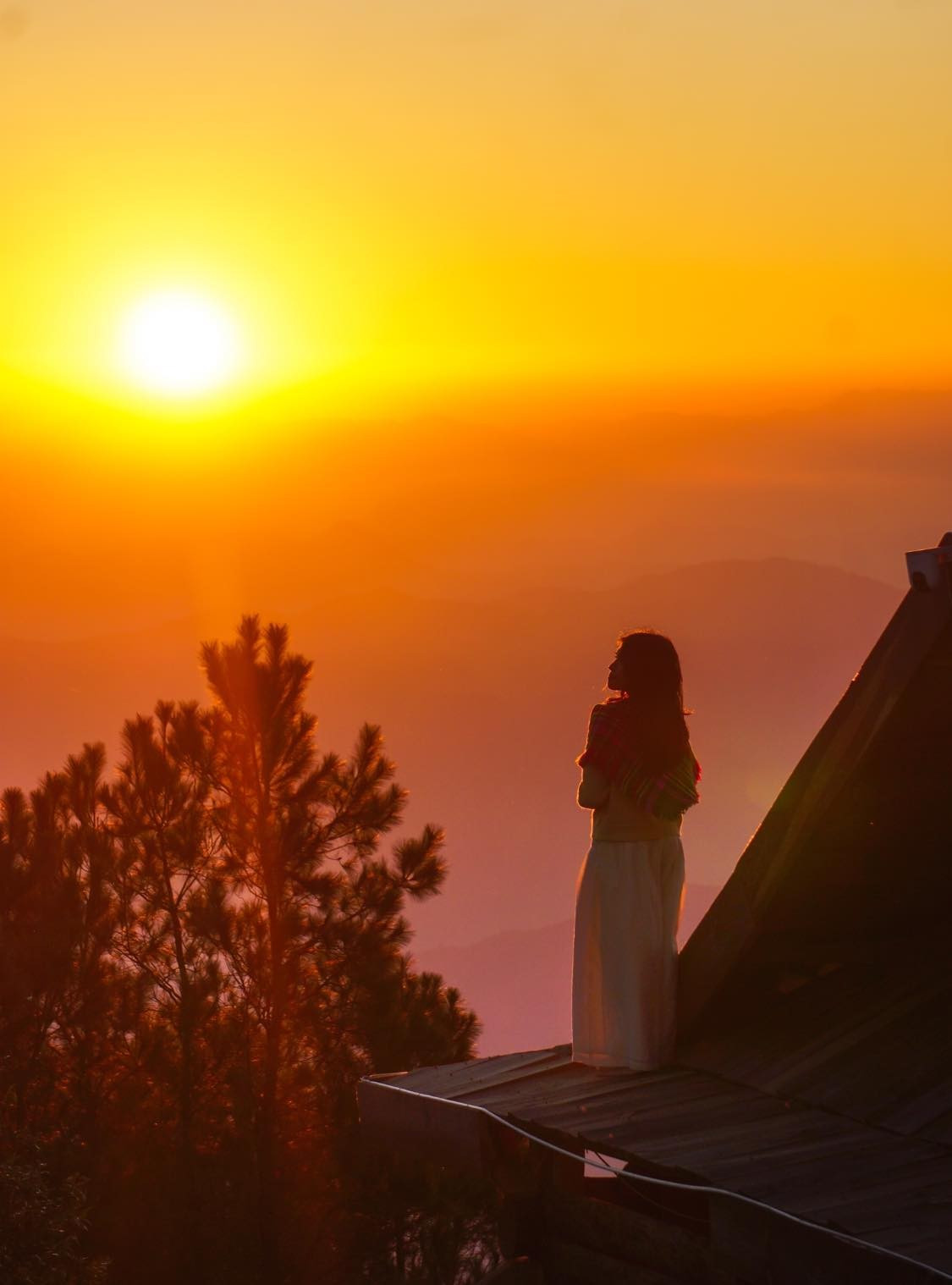 Thời điểm lý tưởng nhất để ghé thăm mái nhà gỗ là vào sáng sớm, khi biển mây dâng đầy các thung lũng, phủ kín không gian xung quanh.