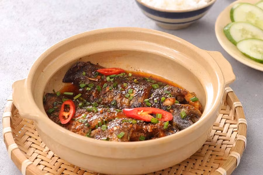 Cá rô phi ngon nhất khi chế biến nhẹ nhàng để giữ vị ngọt tự nhiên, chẳng hạn món cá rô phi áp chảo. Phi lê cá được ướp muối, tiêu, tỏi và vài giọt nước cốt chanh, sau đó áp chảo lửa lớn để mặt da giòn, thịt trong vẫn mềm. Thành phẩm có thớ thịt săn, ngọt tự nhiên mà không khô, thích hợp cho bữa tối ngày rét. Ảnh minh họa