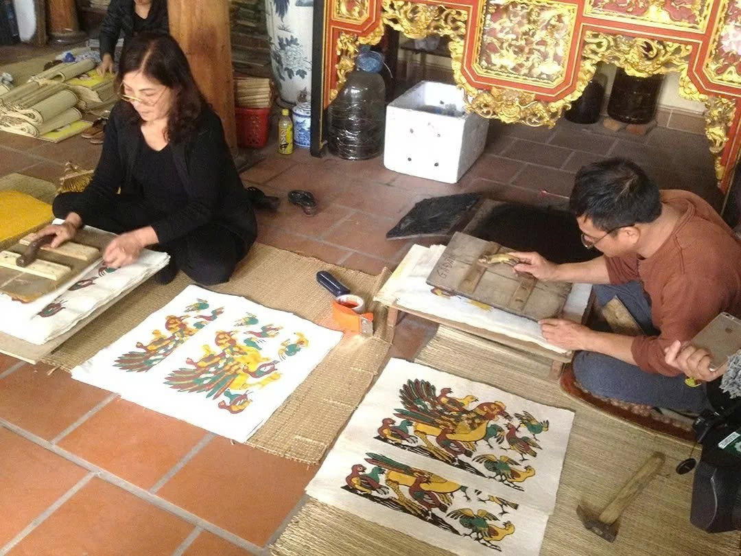 Tranh Đông Hồ ra đời cách đây khoảng 500 năm, gắn liền với đời sống văn hóa truyền thống, xuất hiện trong các lễ hội lớn như Tết Nguyên đán, Tết Trung thu và nghi lễ thờ cúng tổ tiên, thần linh. Hiện chỉ còn một số gia đình tại Đông Hồ duy trì nghề, truyền dạy cho con cháu và người học việc. Ảnh Hà Anh