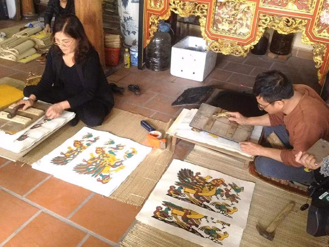 Tranh Đông Hồ ra đời cách đây khoảng 500 năm, gắn liền với đời sống văn hóa truyền thống, xuất hiện trong các lễ hội lớn như Tết Nguyên đán, Tết Trung thu và nghi lễ thờ cúng tổ tiên, thần linh. Hiện chỉ còn một số gia đình tại Đông Hồ duy trì nghề, truyền dạy cho con cháu và người học việc. Ảnh Hà Anh