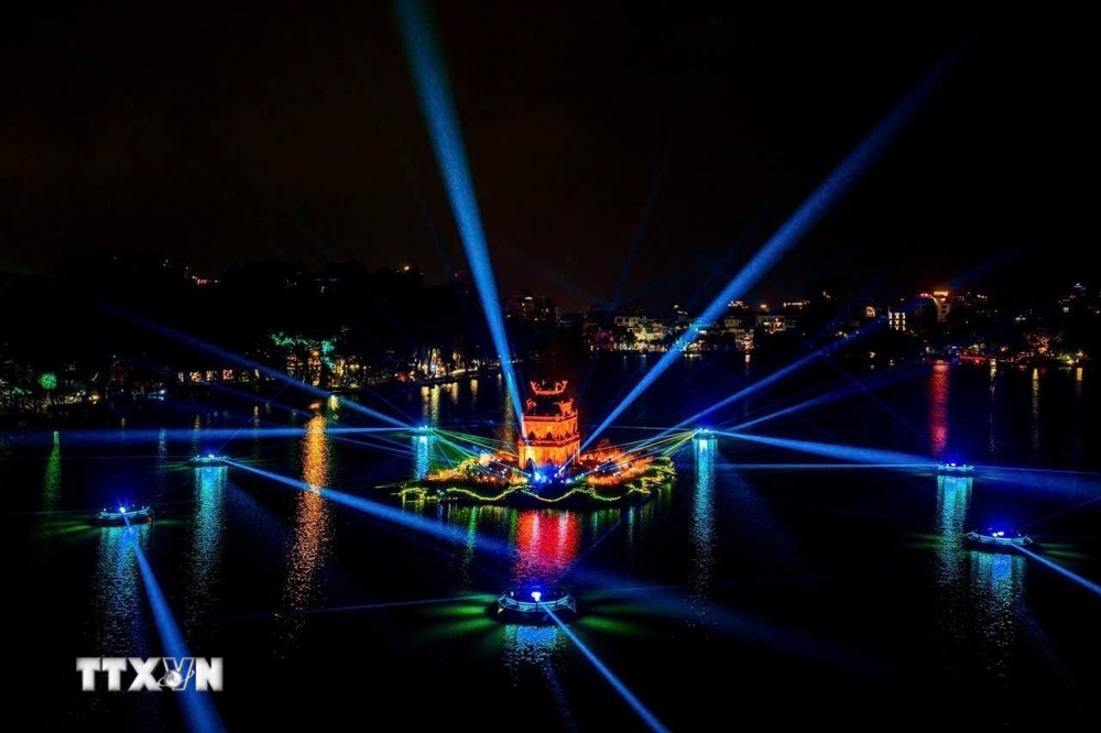 khong-gian-chieu-sang-nghe-thuat-ho-hoan-kiem-thap-rua.jpg