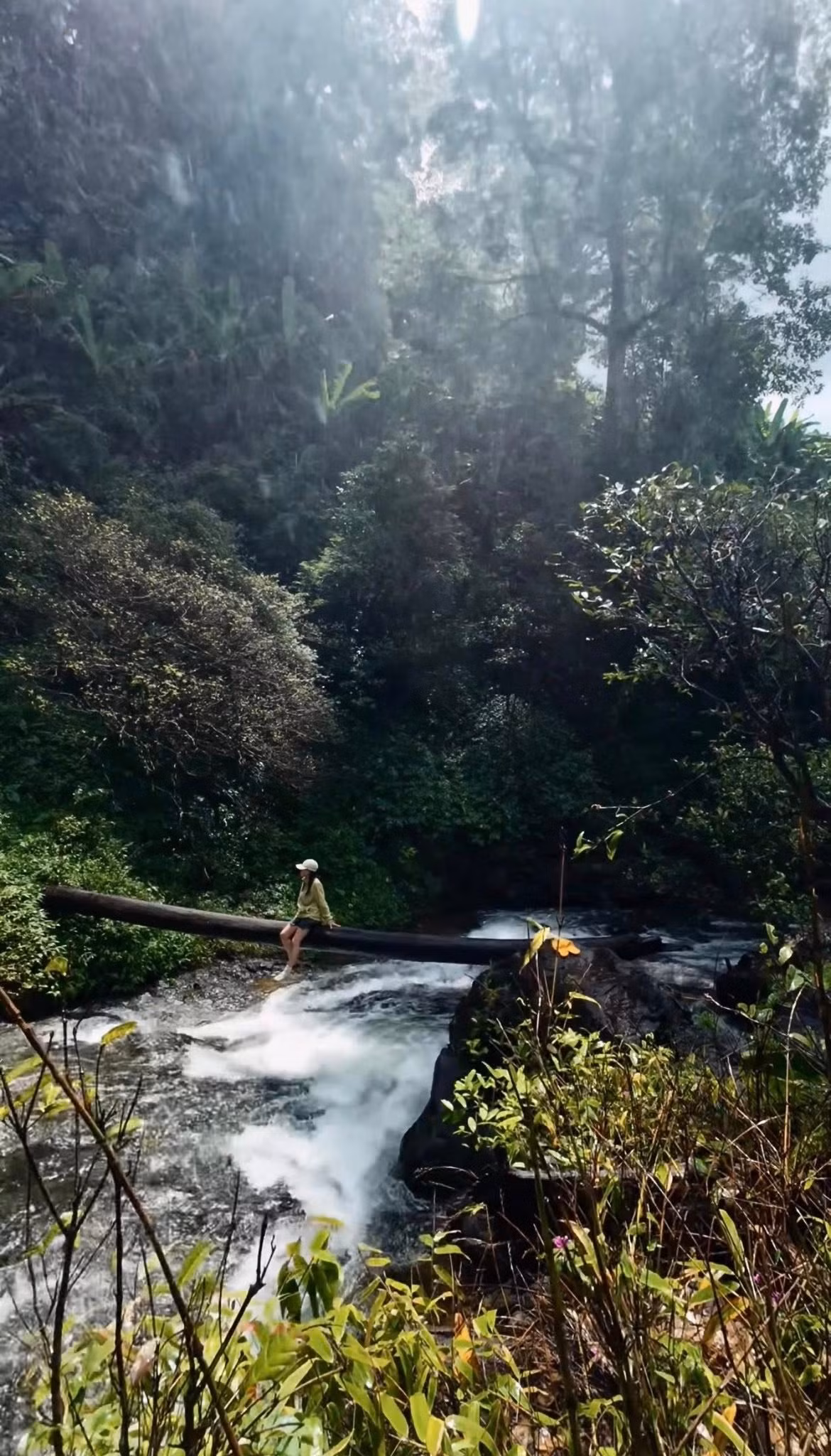 Chân thác có nhiều hồ nước nhỏ, là nơi lý tưởng để du khách dừng chân, nghỉ ngơi và trải nghiệm các hoạt động dưới nước. Ảnh Nguyễn Thị Doanh