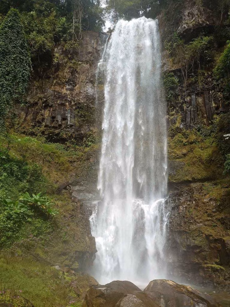 Vì vậy, việc chuẩn bị phương tiện di chuyển phù hợp là điều cần thiết; xe máy là lựa chọn thuận tiện nhất để tiếp cận khu vực thác, giúp vượt qua các con đường hẹp và dốc. Ảnh Nguyễn Quốc Trường