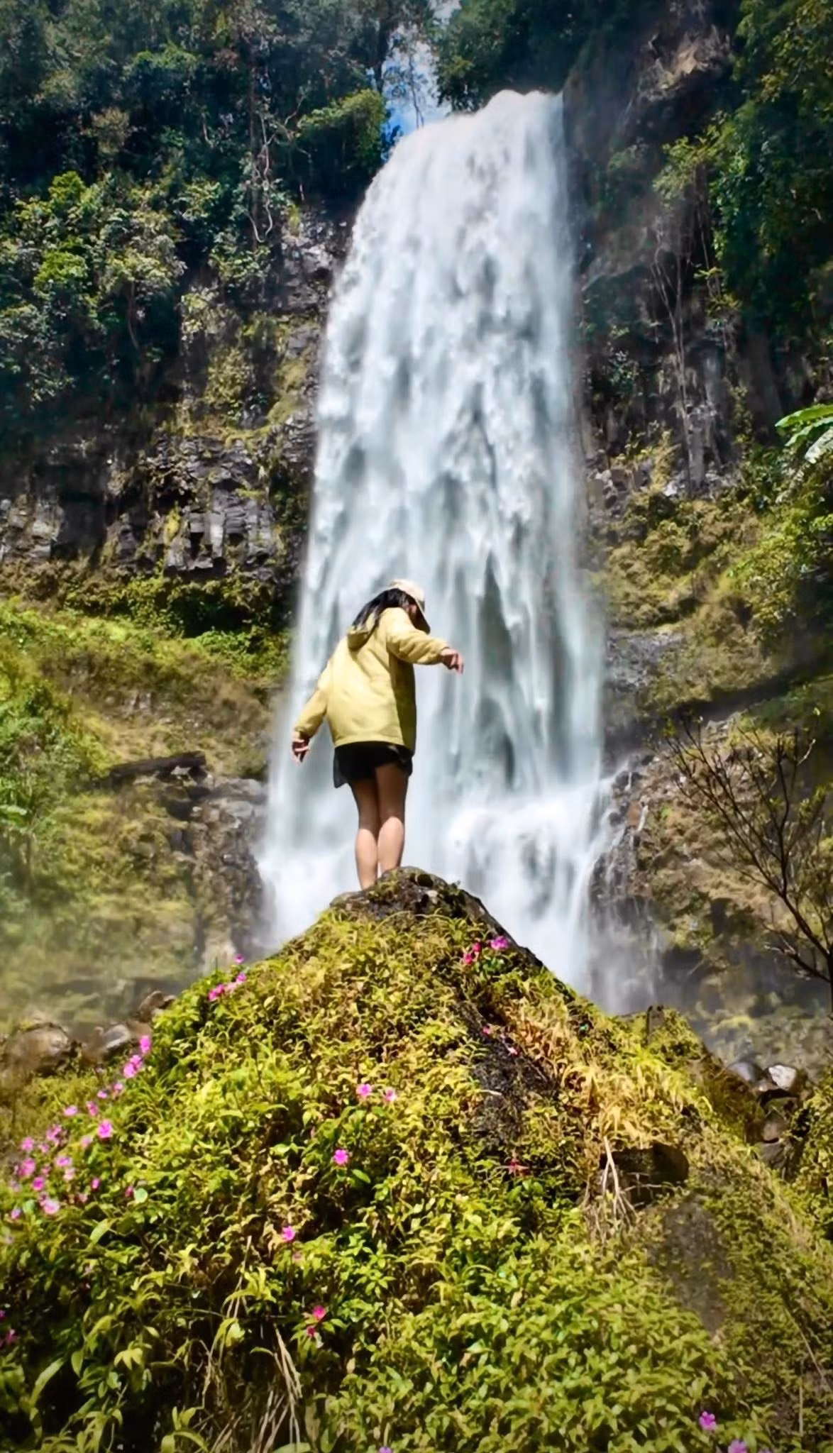 Trong khi đó, mùa khô, từ tháng 12 đến tháng 4 năm sau, thác lại mang nét dịu dàng, nước chảy nhẹ nhàng, trong vắt, thích hợp để tắm mát, thư giãn và chụp ảnh. Ảnh Nguyễn Thị Doanh