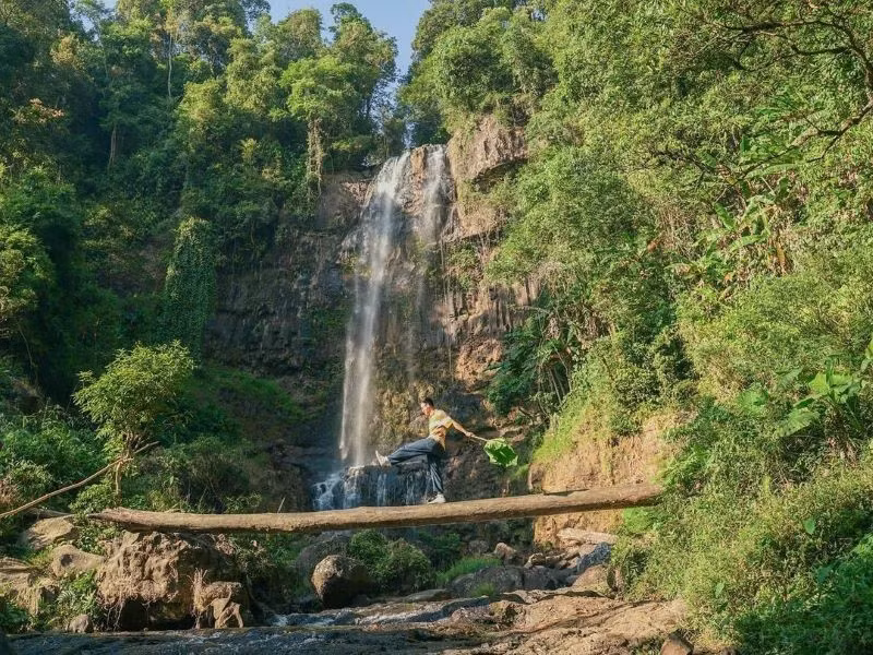 Ngọn thác cao khoảng 40m, nằm tách biệt khỏi khu dân cư, mang đến không gian yên tĩnh, trong lành, thích hợp để thư giãn và tận hưởng cảnh sắc núi rừng. Ảnh datviettour
